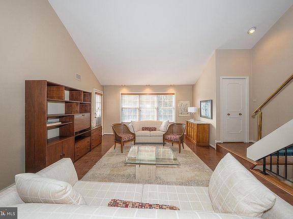 4th image of 210 Glen Ln
