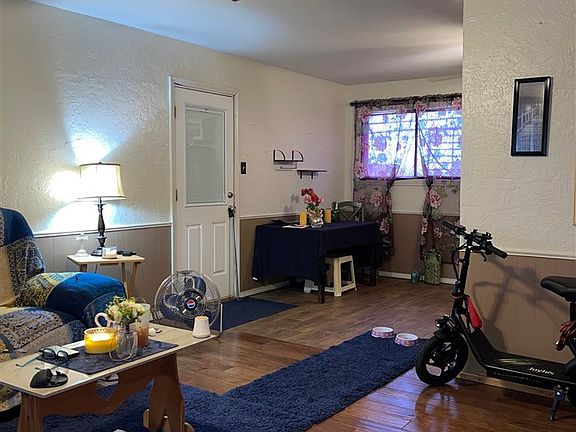 3rd image of 736 SW 46th St