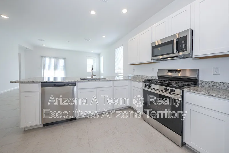 3 bed, 2.0 bath, 1400 sqft, $1,895 — Photo 3