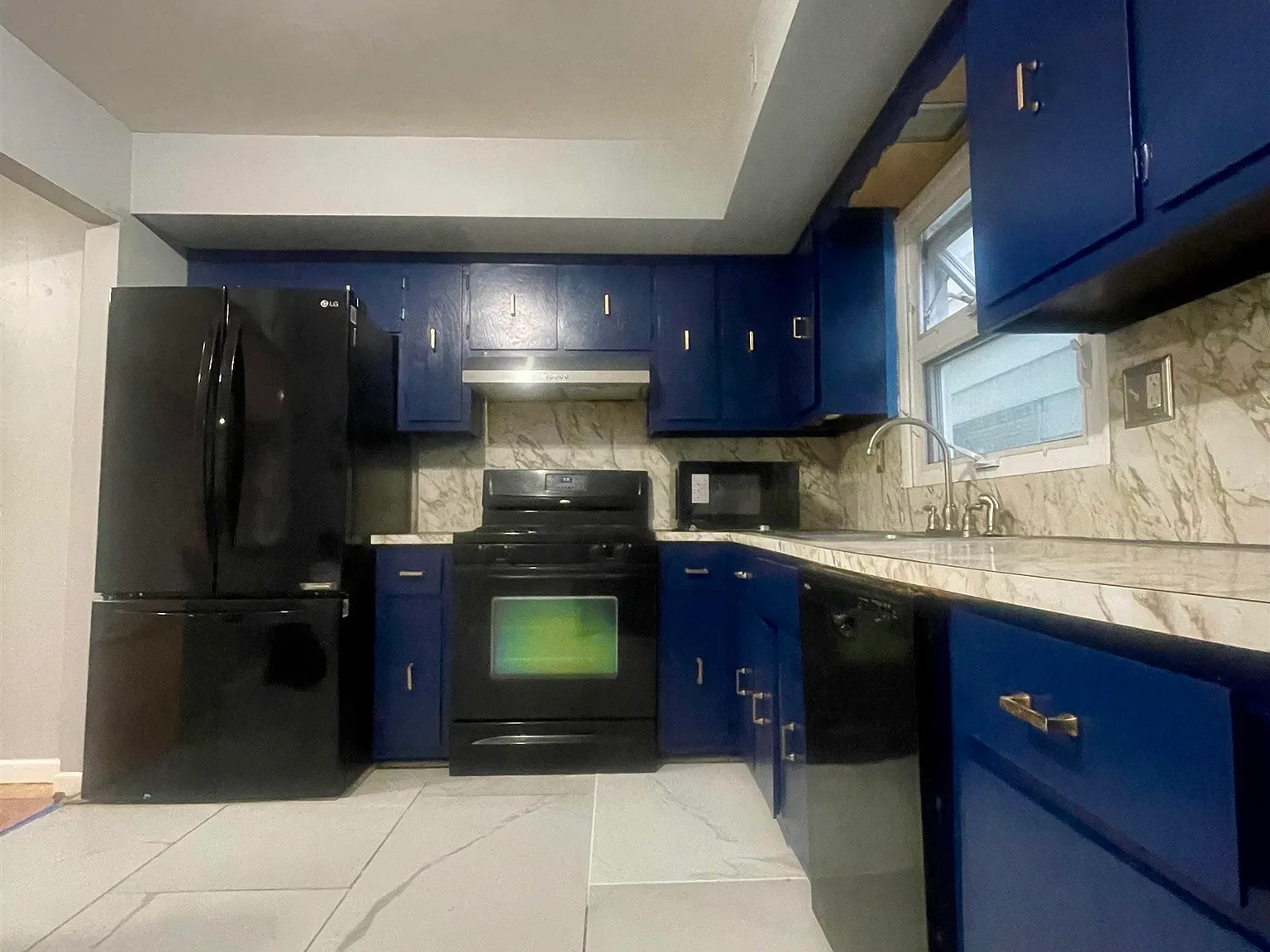 3 bed, 1.5 bath, $2,700 — Photo 2