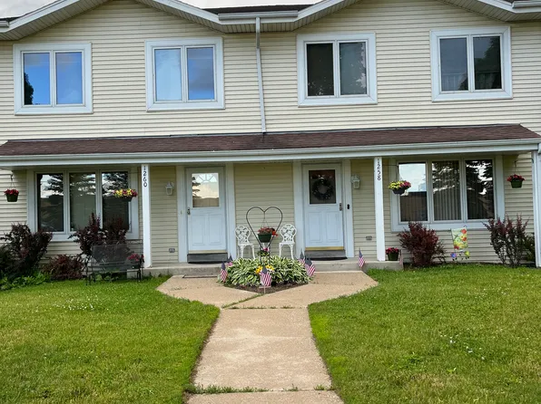 1260 Sunnyridge Rd, Pewaukee, WI 53072