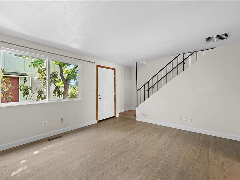 369 Glenn St — Photo 6