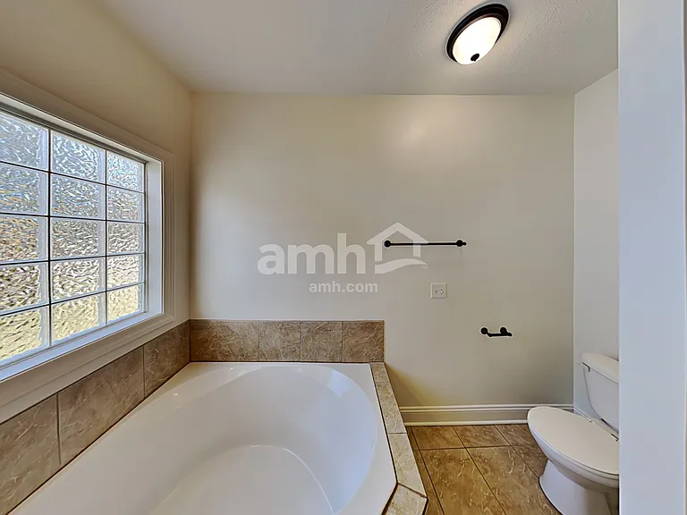 572 Laurel Ln — Photo 12