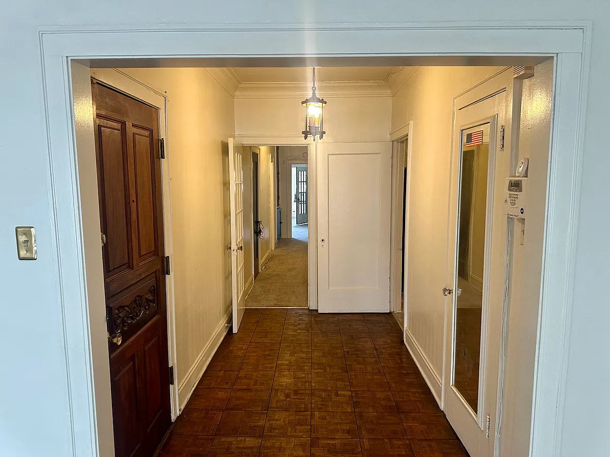 Building Photo - 6847 S Clyde Ave #1