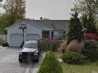 6 Cherry Ln, Medford, NY 11763