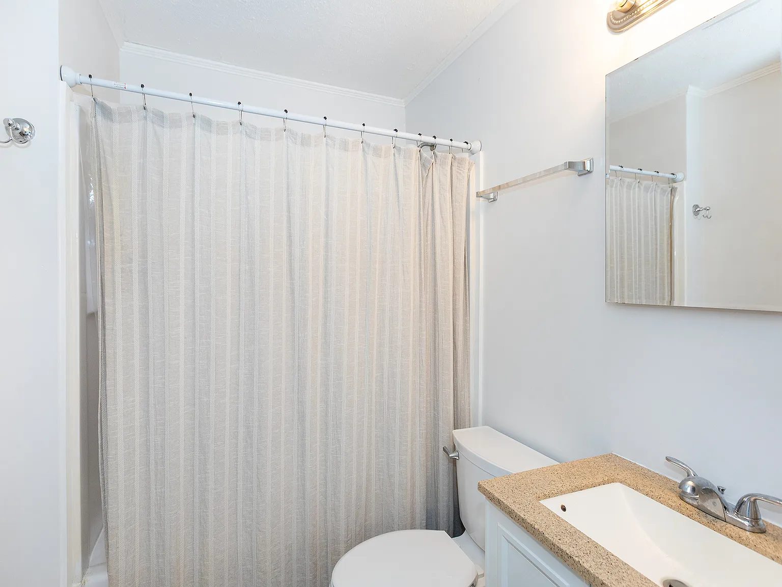 2 bed, 915 sqft, $1,400 — Photo 3