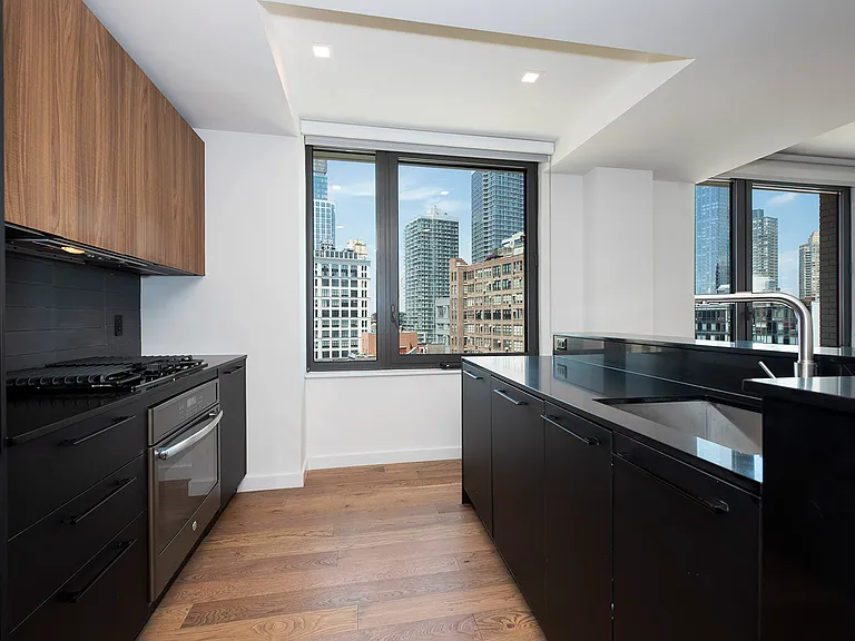 411 W 35th St #10W — Photo 4