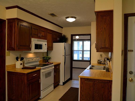 Kitchen w/breakfast nook 12' x 17'
