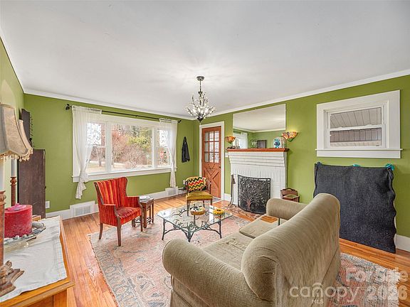 5th image of 132 Maxwell St