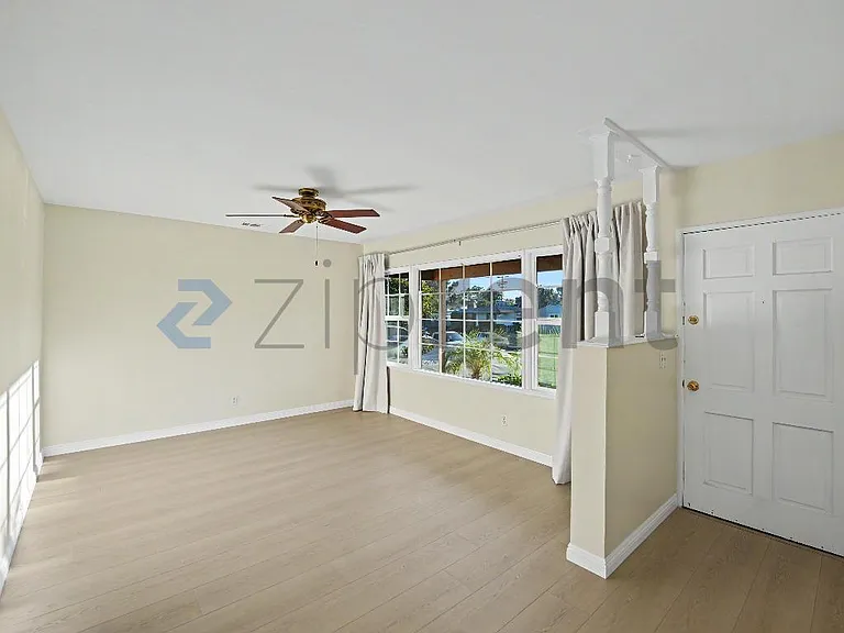 10916 Noble Ave — Photo 4