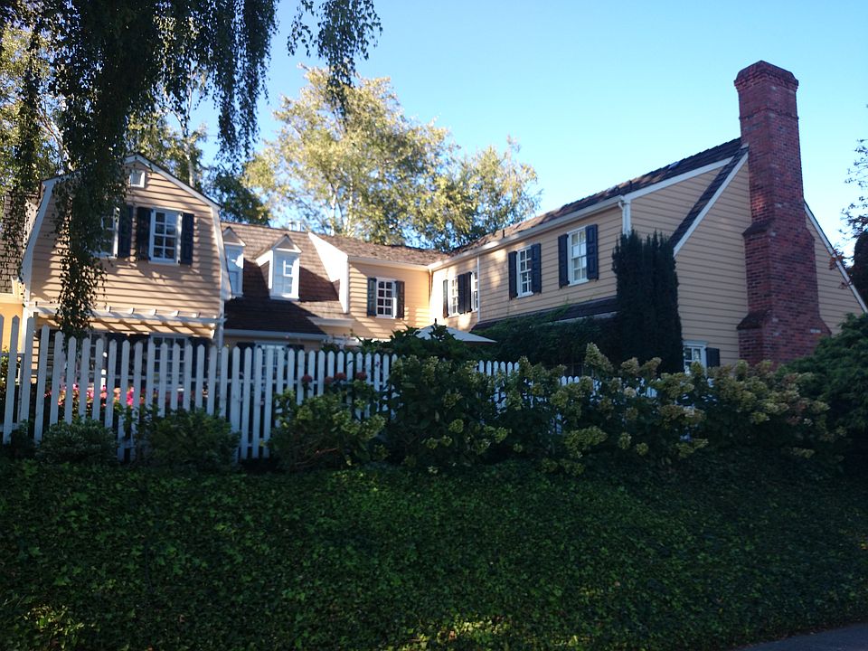 2nd image of 3027 Cascadia Ave S
