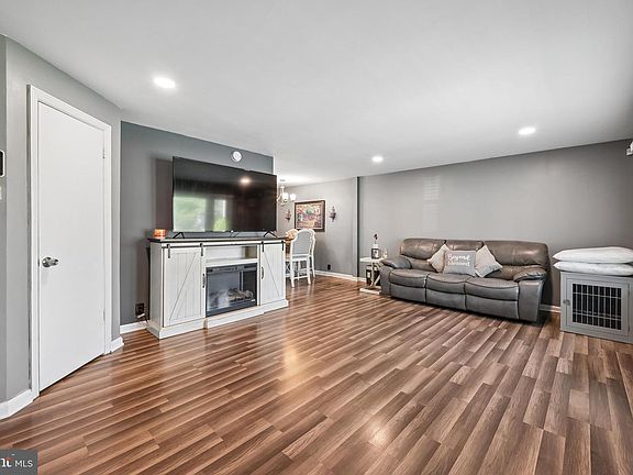 3rd image of 5022 River Rd