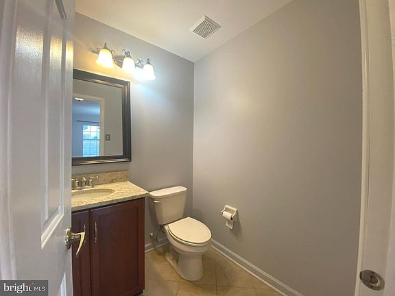 5th image of 212 Mulberry Pl