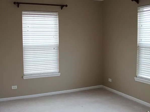 205 Bakers Dr W, Lakemoor, IL 60051