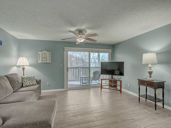 3rd image of 100 Creekwood Dr Unit 8
