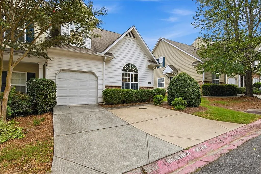 3 bed, 3.5 bath, 2750 sqft, $2,400 — Photo 2
