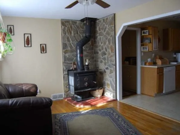 108 Frontier Ave, Newcastle, WY 82701