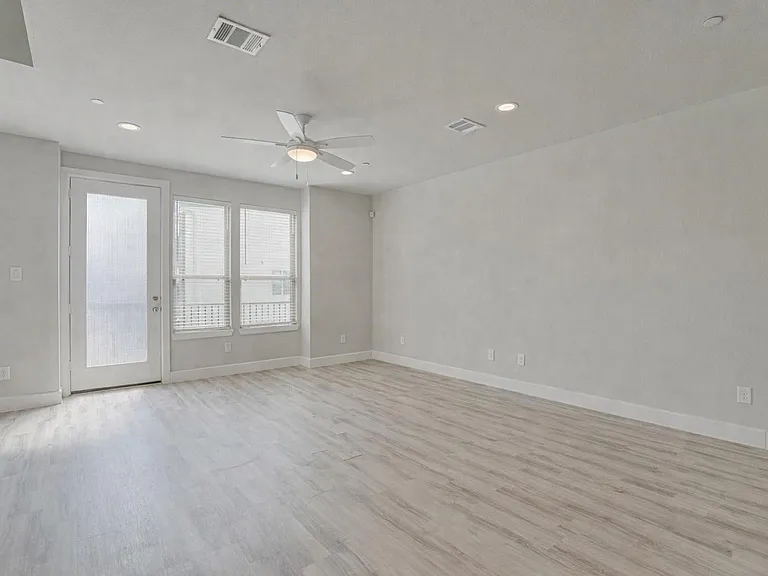 389 N Centro Cir #B — Photo 3