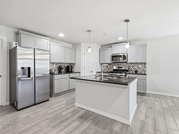 3rd image of 321 Via Cumbre Linda Cir
