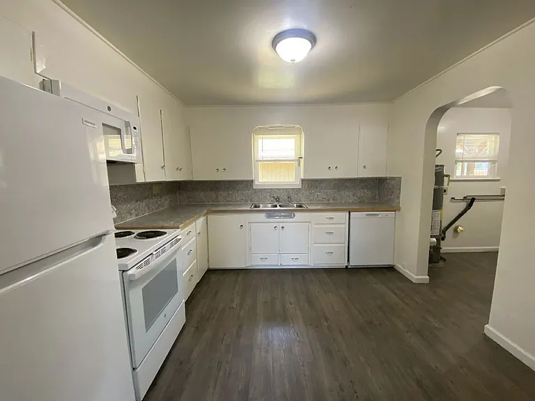 563 W Center St — Photo 14