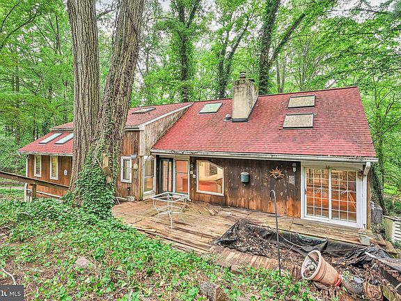 2nd image of 9 Wooded Ln