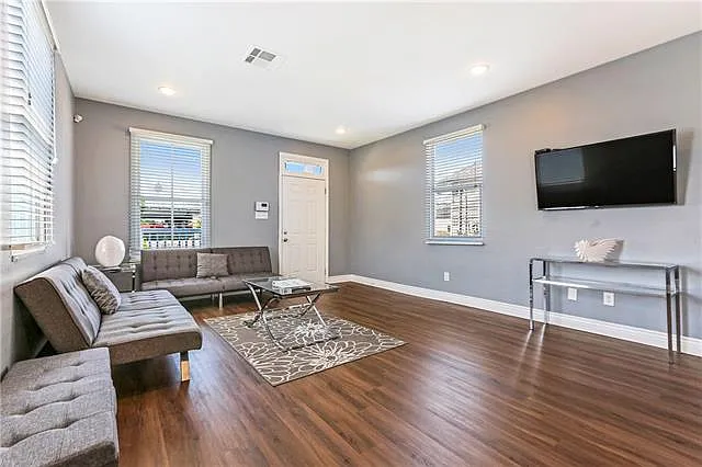 3 bed, 2.0 bath, 1339 sqft, $2,050 — Photo 3