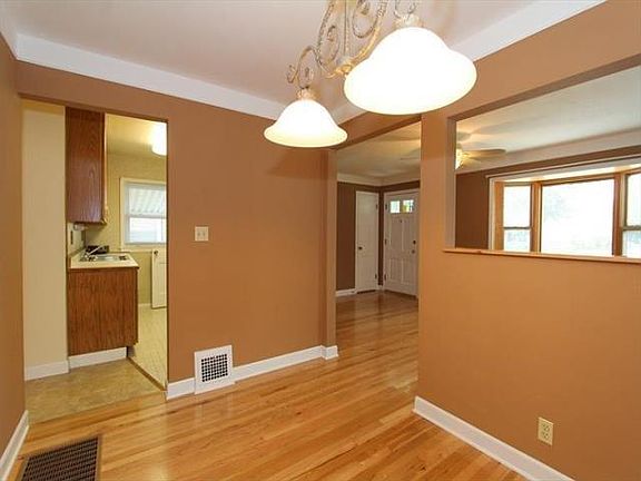 3rd image of 2806 Kenview Ave