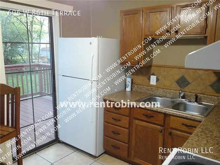 606 W 86th Ter — Photo 3