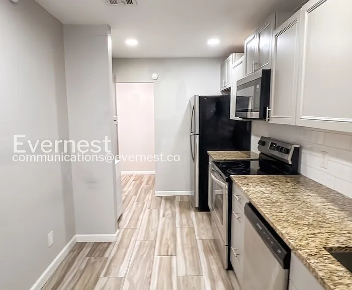 619 E Xyler St — Photo 5