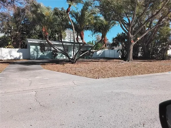 327 Barbara Cir, Belleair, FL 33756