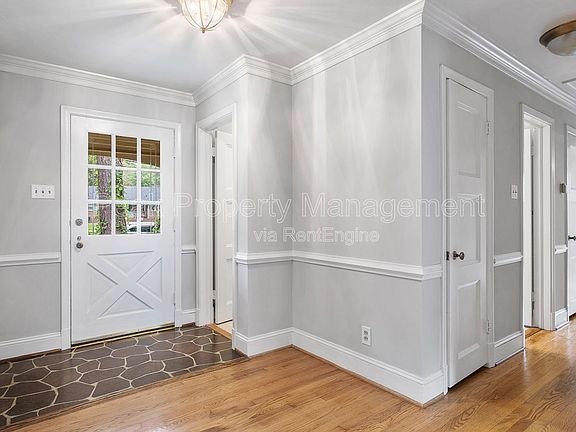 5th image of 3351 Scottview Dr