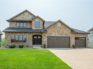 16454 Creekside Cir, Clive, IA 50325
