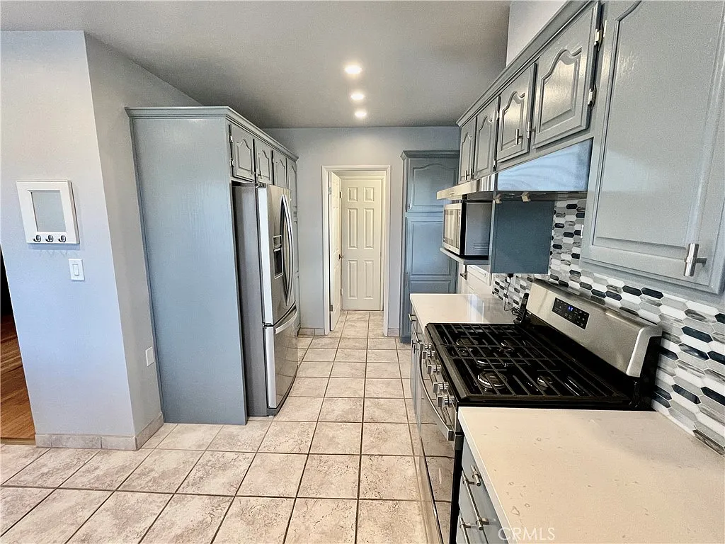 3 bed, 1.5 bath, 1487 sqft, $4,200 — Photo 4