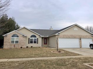 604 Dove Dr, Mahomet, IL