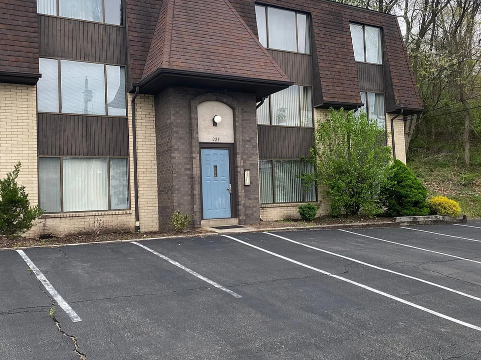 225 Walnut St #1C