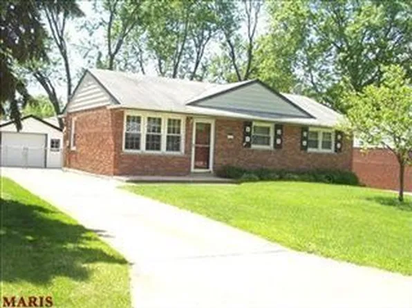 10744 Faraday Dr, Saint Louis, MO 63123