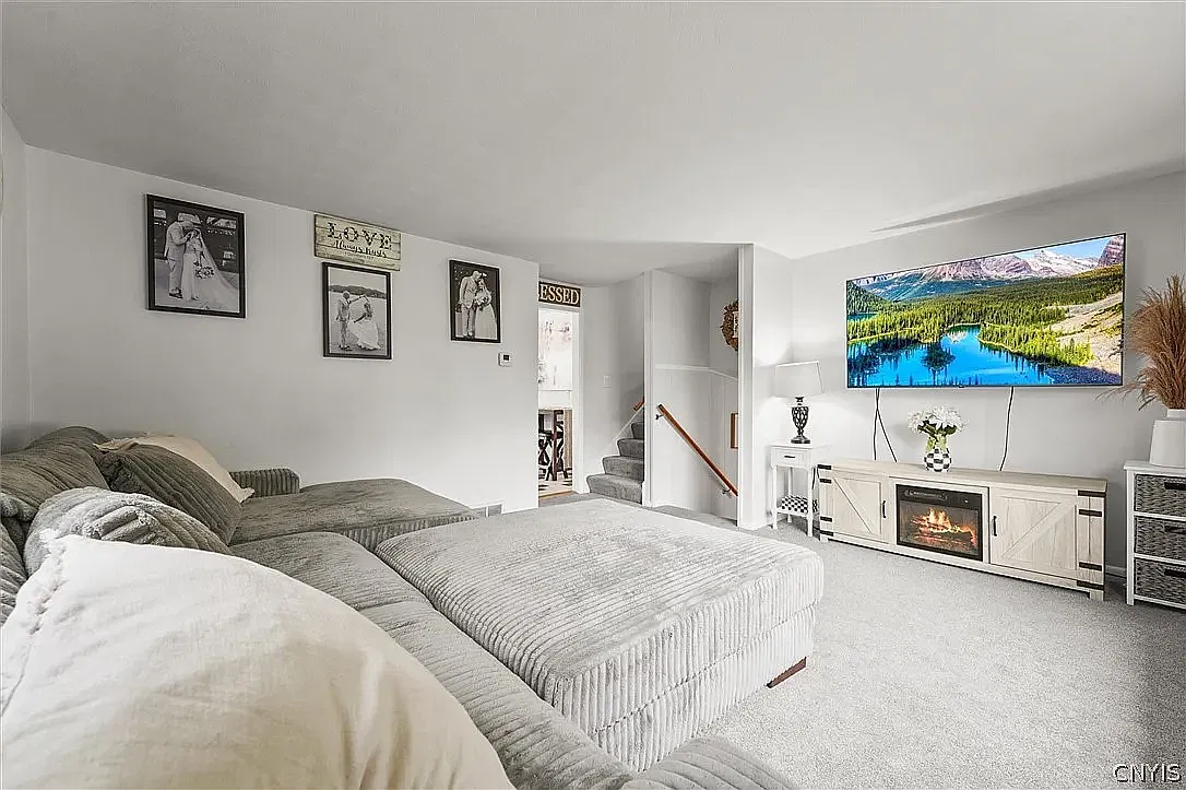 3 bed, 1.5 bath, 1384 sqft, $2,750 — Photo 3