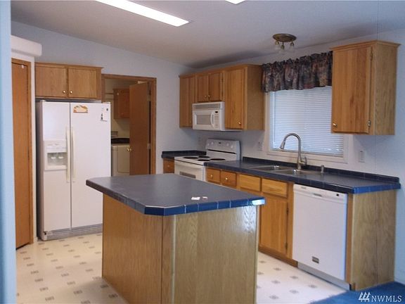 4th image of 140 NE Sundown Dr