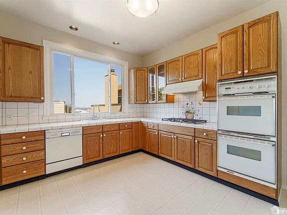 4th image of 928 Greenwich St