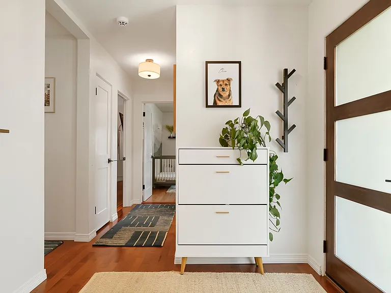 2875 Hudson St — Photo 2