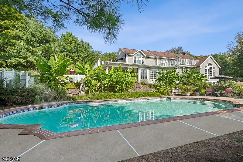 16 Country Club Ln photo 1