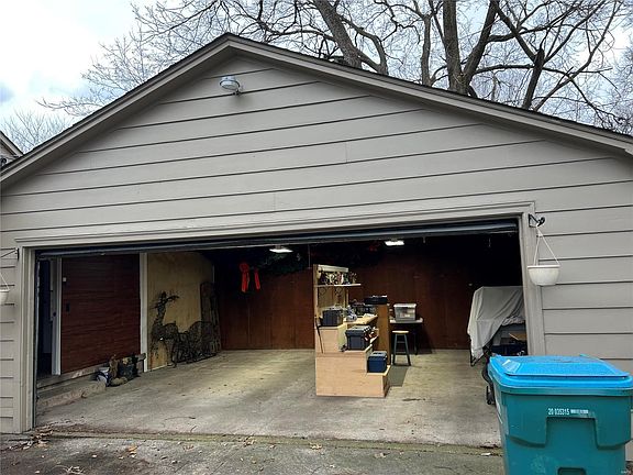 5th image of 810 Carleton Ave