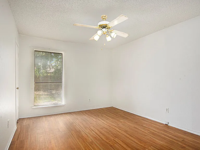 6819 W Cleburne Rd — Photo 14