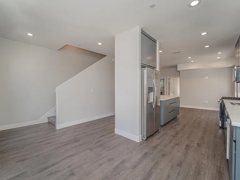 4526 1/2 Saint Charles Pl — Photo 13