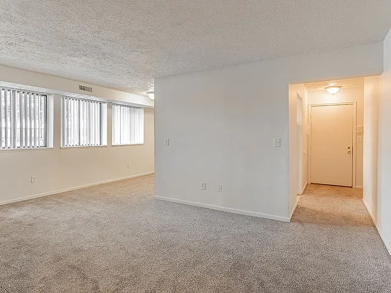 Delta Square Apartments - Lansing, MI — Photo 17