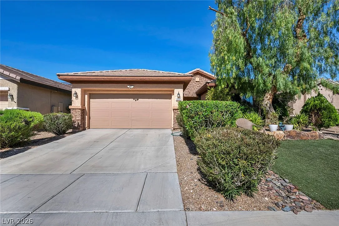 3 bed, 2.0 bath, 1718 sqft, $2,200 — Photo 3