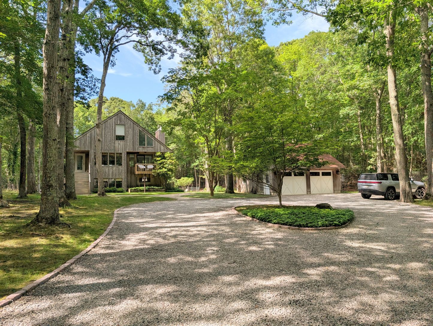  Front entrance/drive