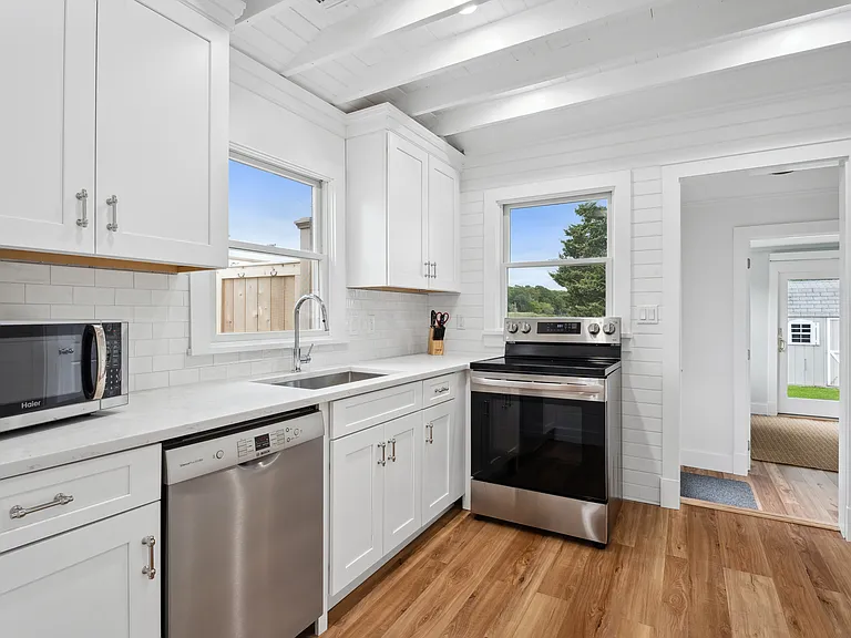 19 Bishop Ave — Photo 8