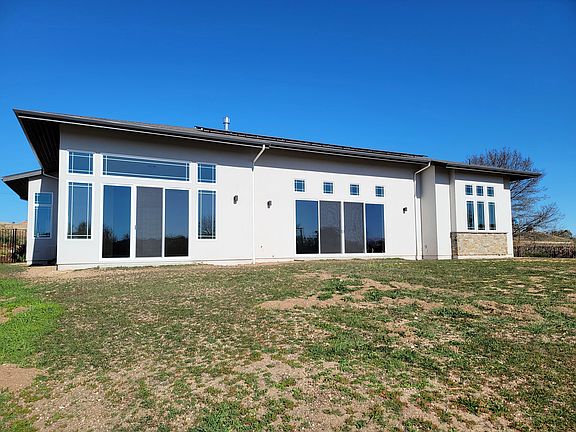 Photo shows different floor plan from same community