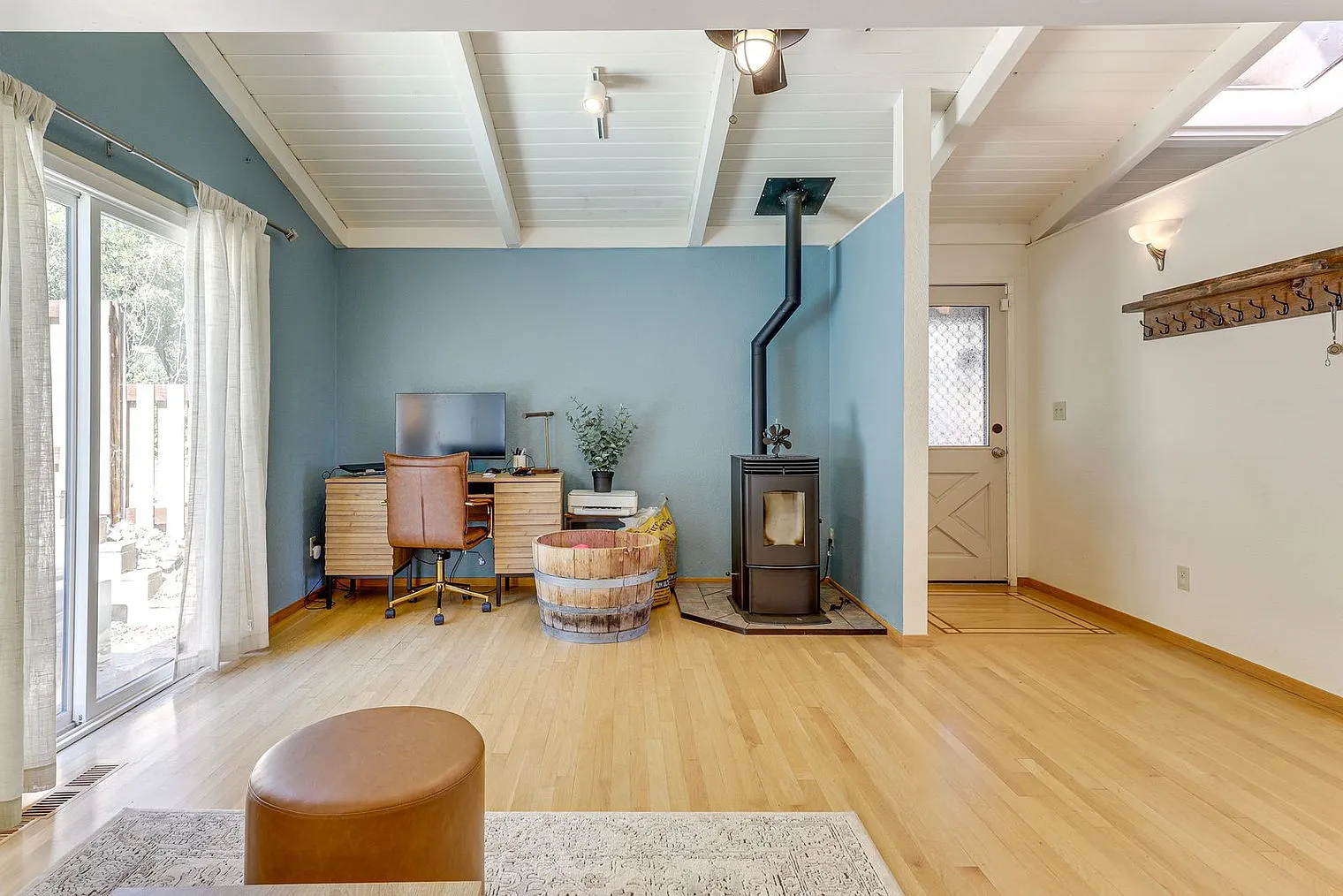 3 bed, 2.0 bath, 1894 sqft, $3,963 — Photo 4